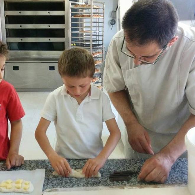 Après-midi découverte du métier de boulanger. Sébastien (Chevry) a ouvert ses portes aux élèves et fait partagé sa passion.