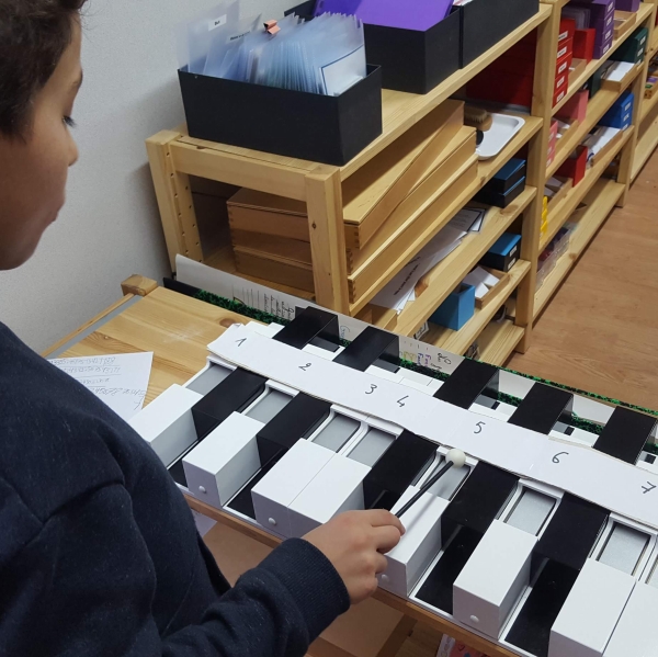 Les élèves jouent régulièrement leurs compositions musicales devant le reste de la classe.