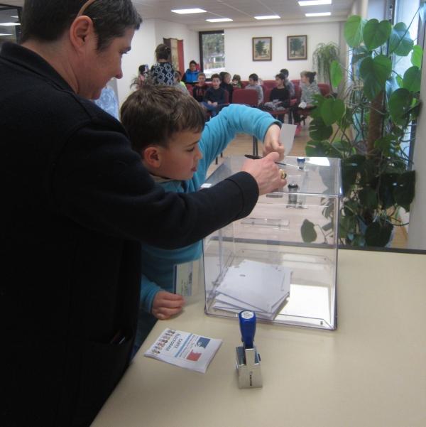 Participation de la Maire de Grilly pour faire vivre aux élèves l'expérience d'un vote (ici le choix du prochain livre en lecture offerte par l'adulte).